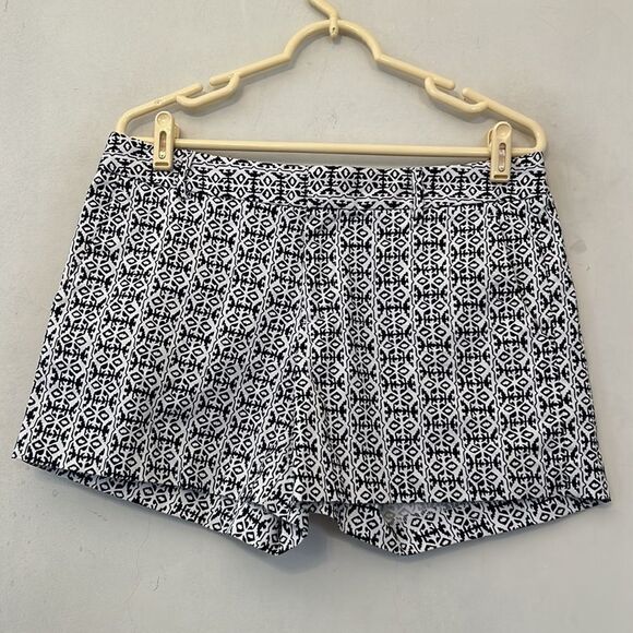 Banana Republic black white patterned shorts Size 8 Length 14” - Picture 2 of 11
